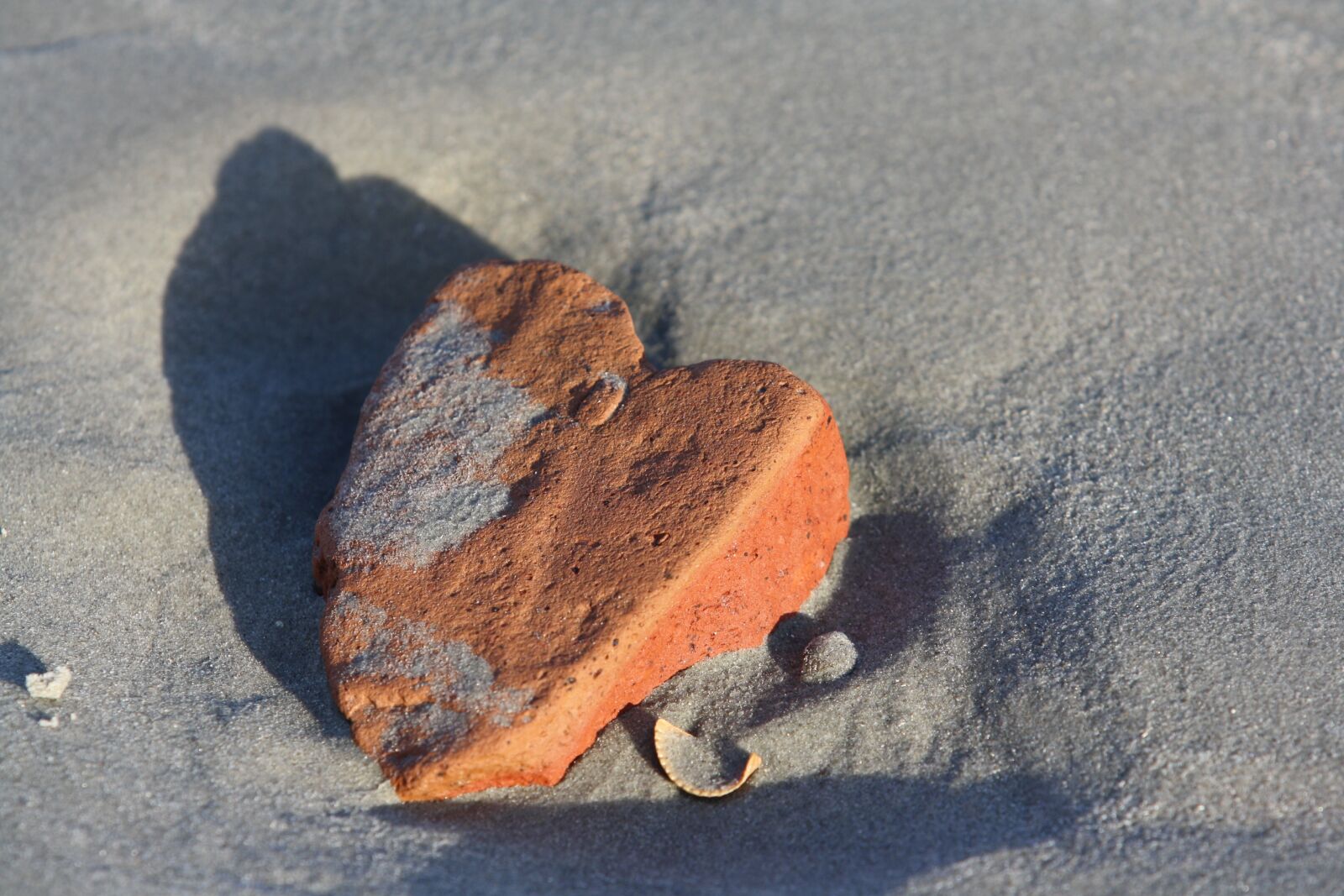 Canon EOS 1000D (EOS Digital Rebel XS / EOS Kiss F) sample photo. Heart, sea, stone photography