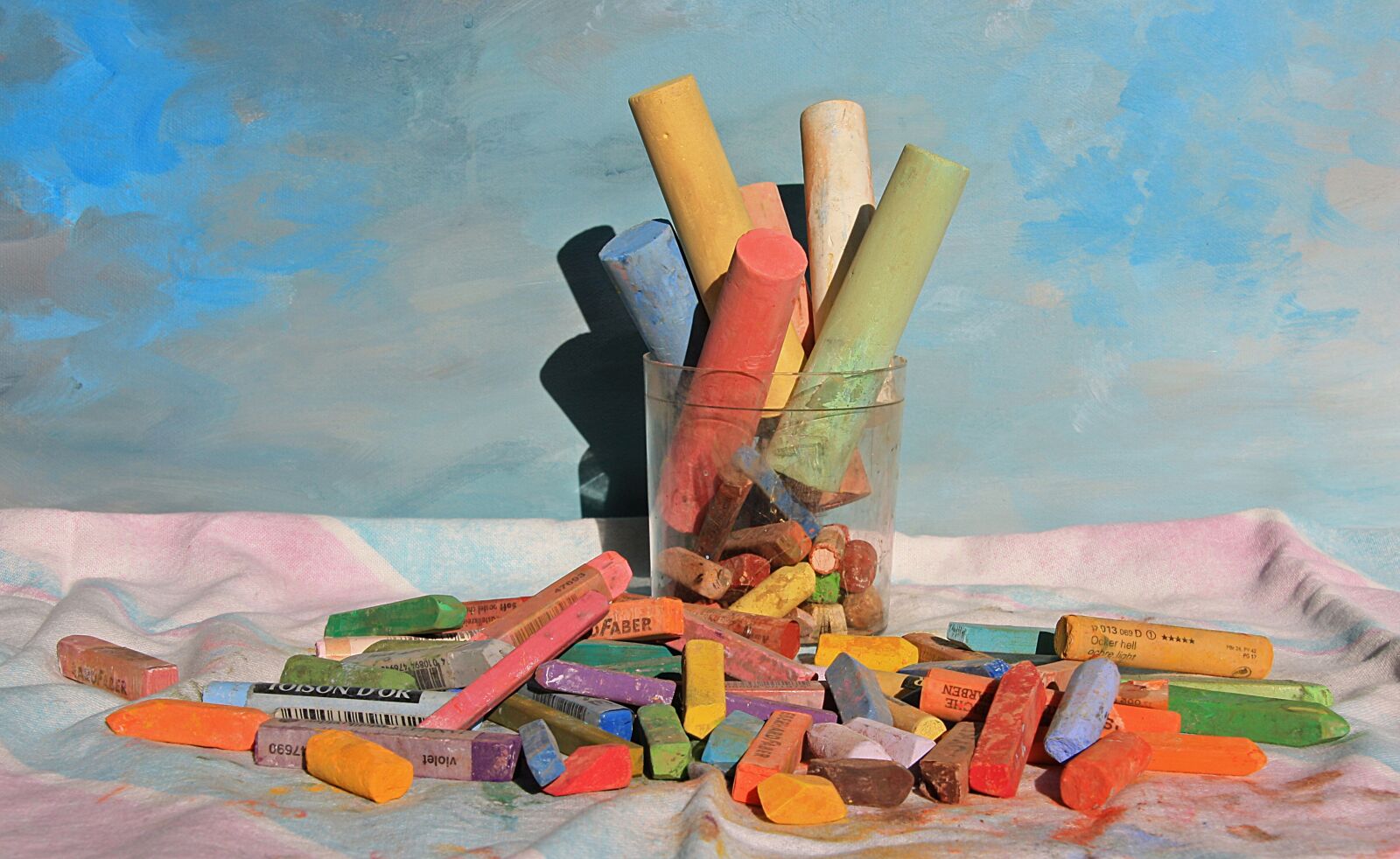 Canon EOS 1000D (EOS Digital Rebel XS / EOS Kiss F) sample photo. Pastel chalk, pens, color photography