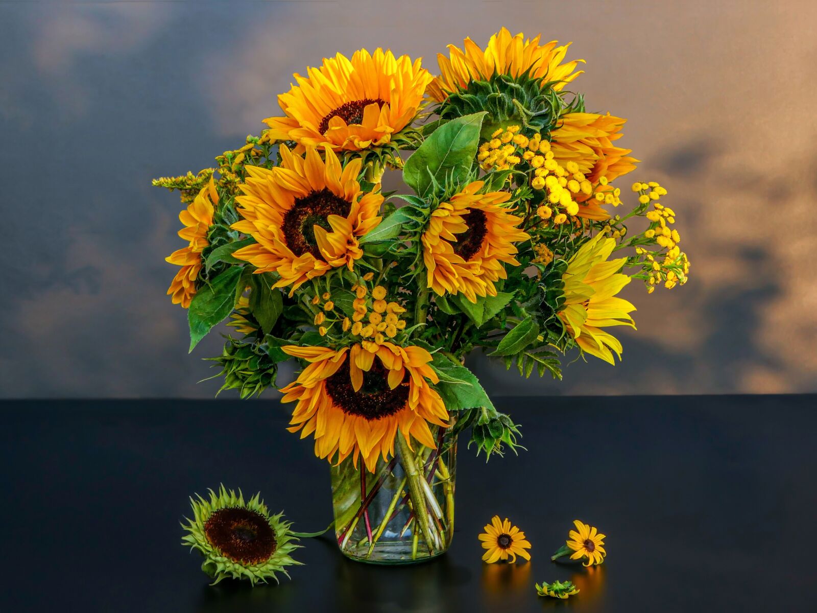 Panasonic Lumix DMC-FZ2500 (Lumix DMC-FZ2000) sample photo. Flower arrangement, still life photography