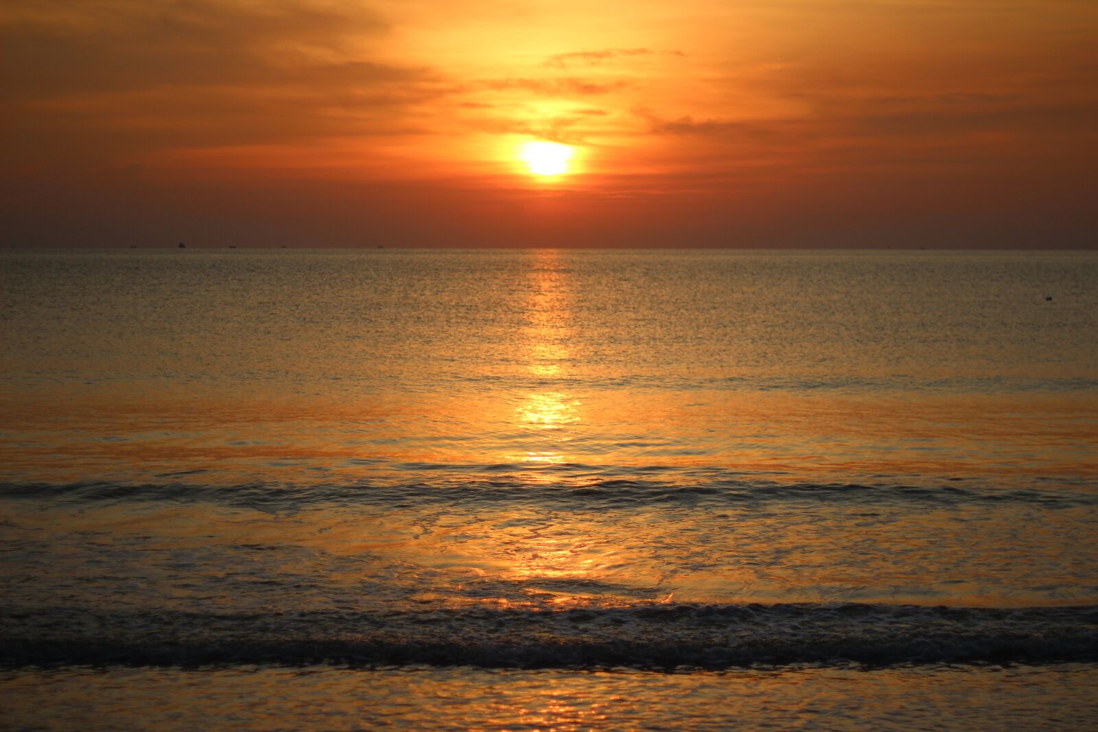 Canon EOS 600D (Rebel EOS T3i / EOS Kiss X5) + Canon EF 50mm F1.8 II sample photo. Sunrise, tourism, beach photography