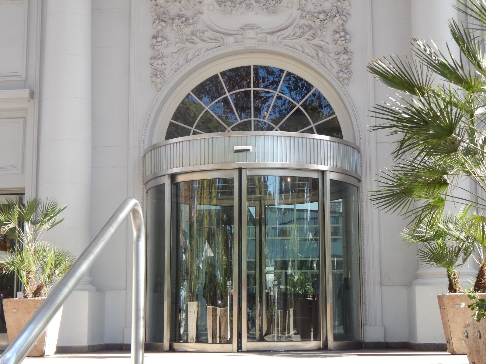 Nikon Coolpix L820 sample photo. Portal, elegant, hotel photography