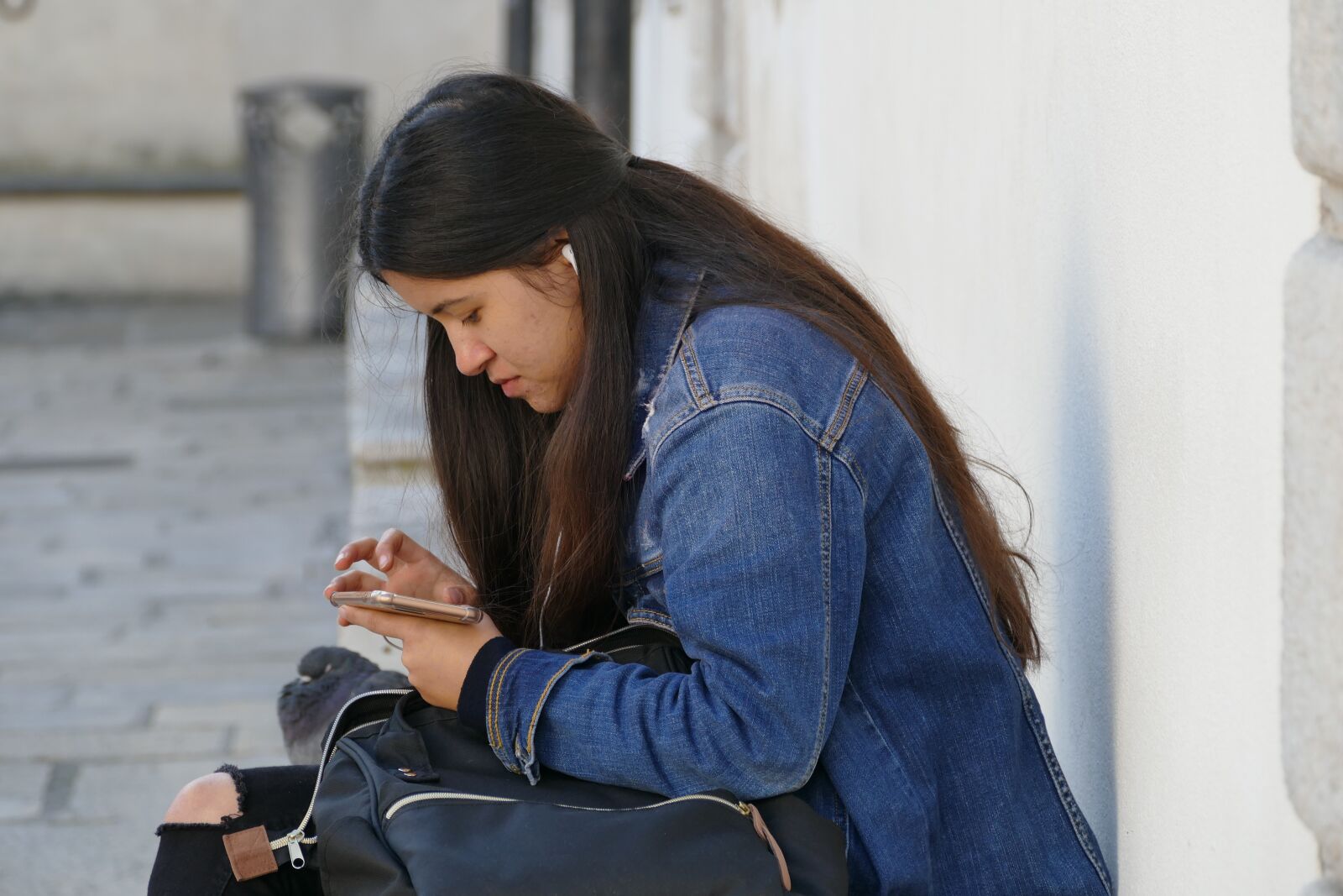 Panasonic Lumix DMC-FZ1000 sample photo. Girl, phone, street photography photography