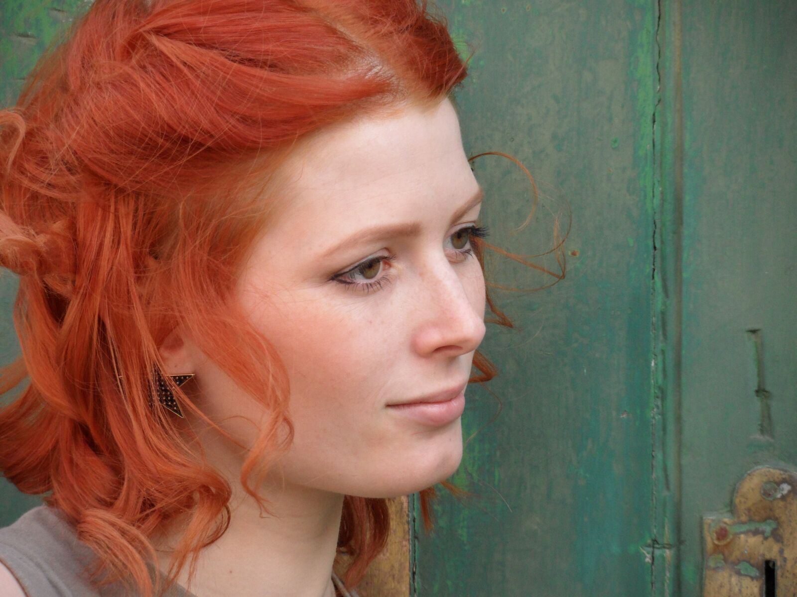Samsung WB650 / VLUU WB650 /  WB660 sample photo. Red head, red, model photography