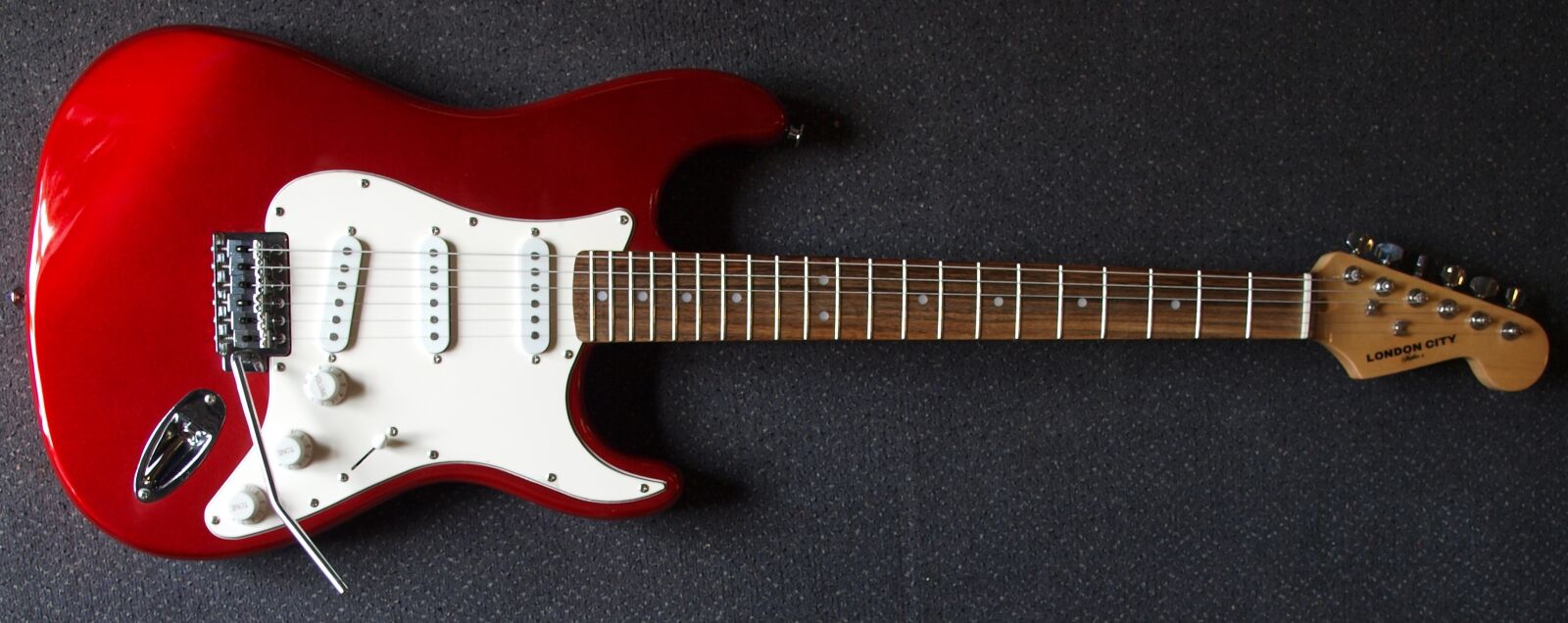 Olympus E-520 (EVOLT E-520) sample photo. Guitar, london city spitfire photography