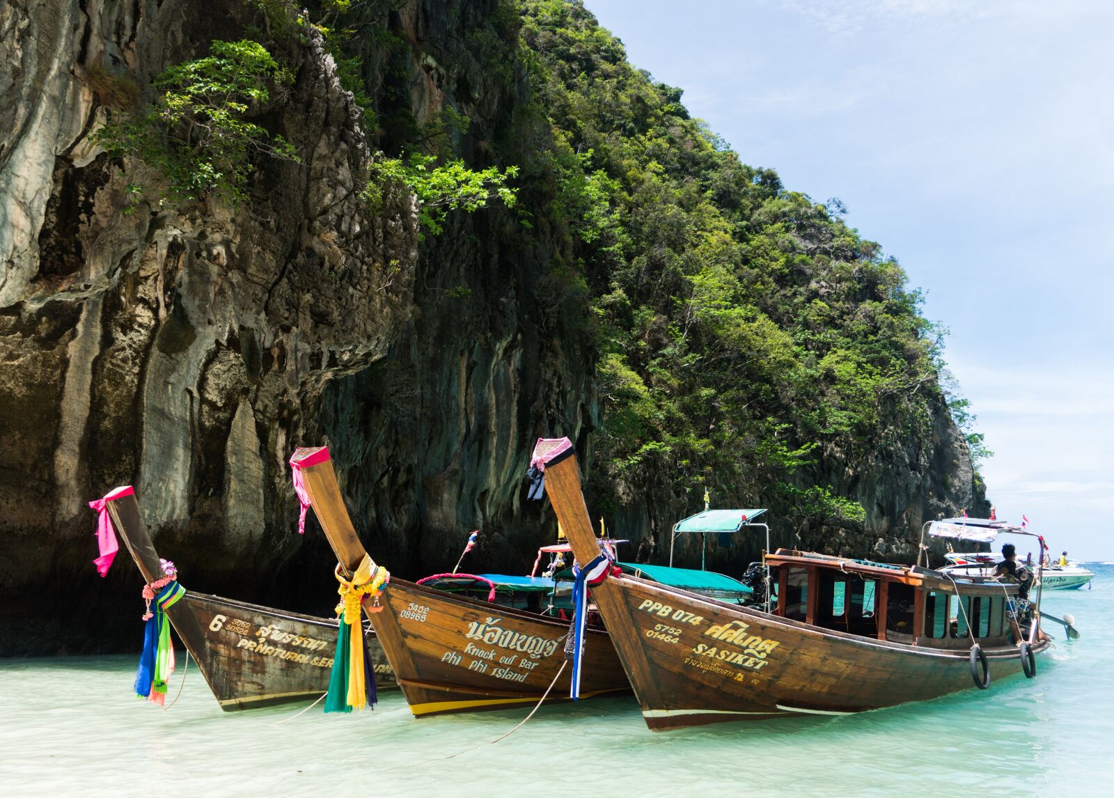 Sony a7R II + Sony FE 24-240mm F3.5-6.3 OSS sample photo. Phi phi island tour photography