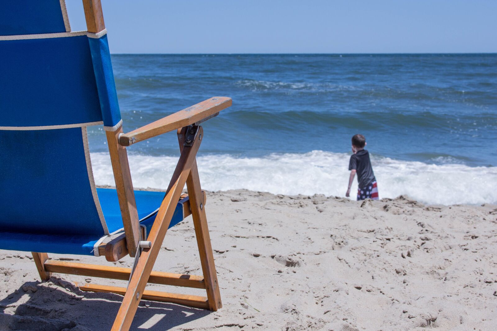 Canon EF 28-135mm F3.5-5.6 IS USM sample photo. Beach, ocean, chair photography