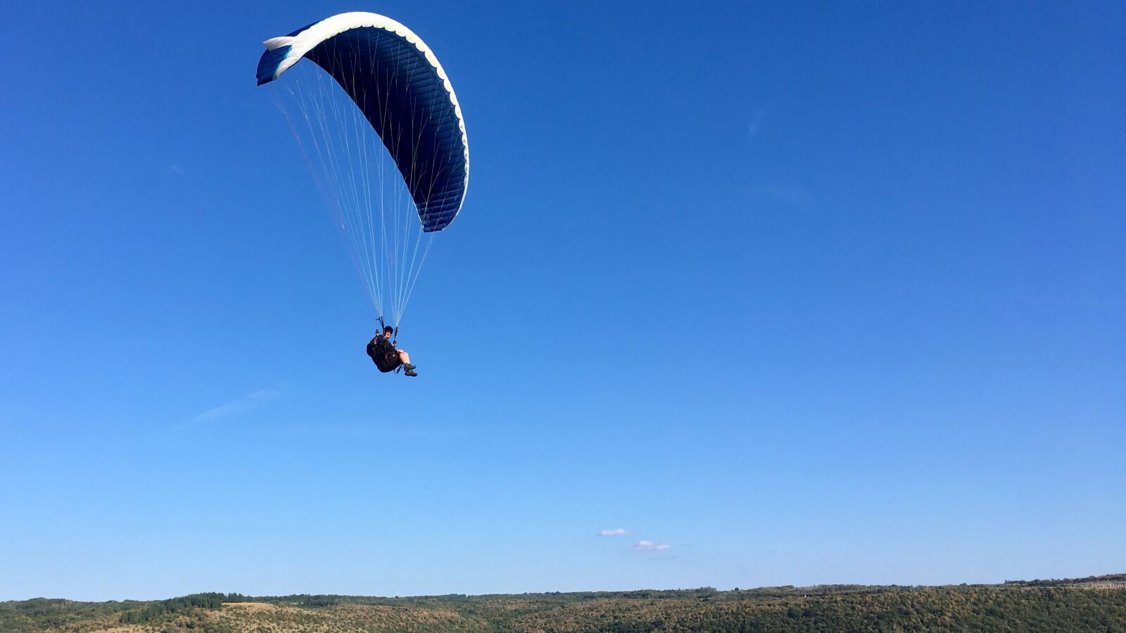iPhone SE back camera 4.15mm f/2.2 sample photo. Sky, parachute, adventure photography