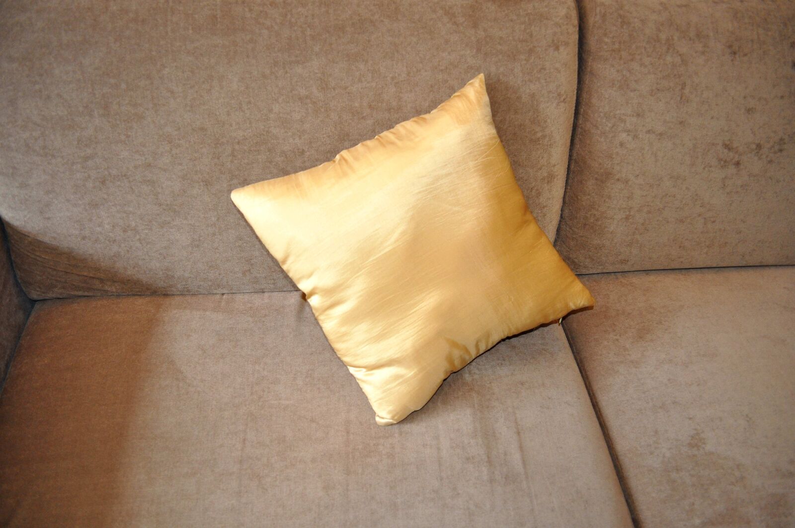 Nikon D5000 sample photo. Yellowish, cushion, bed photography