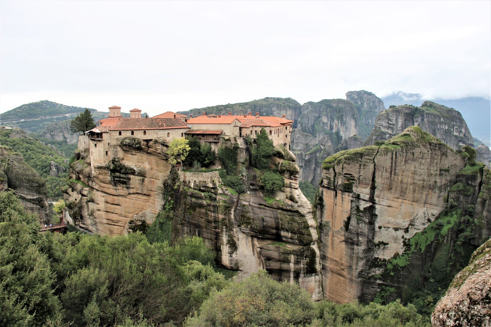 Canon EOS 600D (Rebel EOS T3i / EOS Kiss X5) + Canon EF-S 18-135mm F3.5-5.6 IS STM sample photo. Monastery, rocks, meteora photography