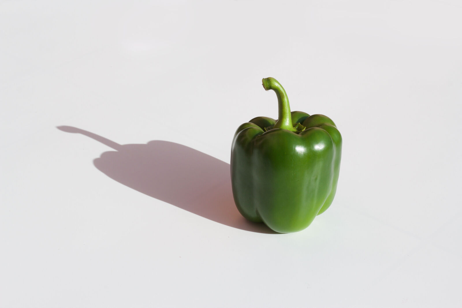 Canon EOS 550D (EOS Rebel T2i / EOS Kiss X4) + Canon EF 50mm F1.8 II sample photo. Bell, pepper, closeup, green photography