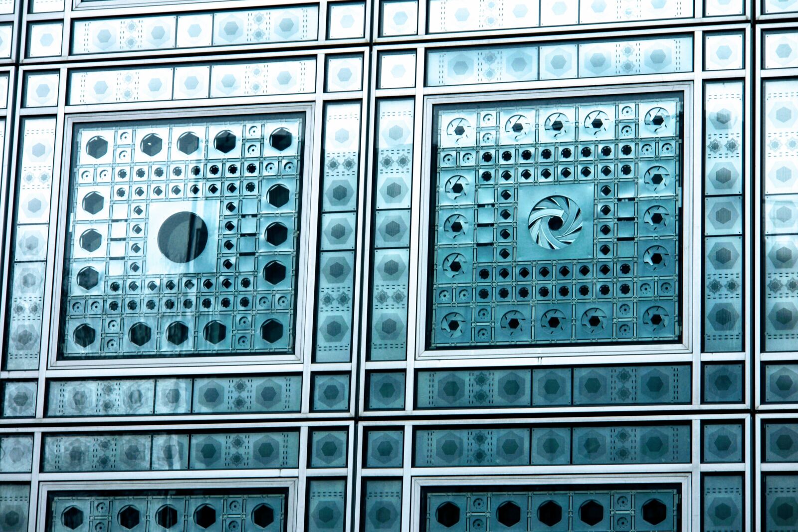 Sony DSC-R1 sample photo. Paris, france, facade photography