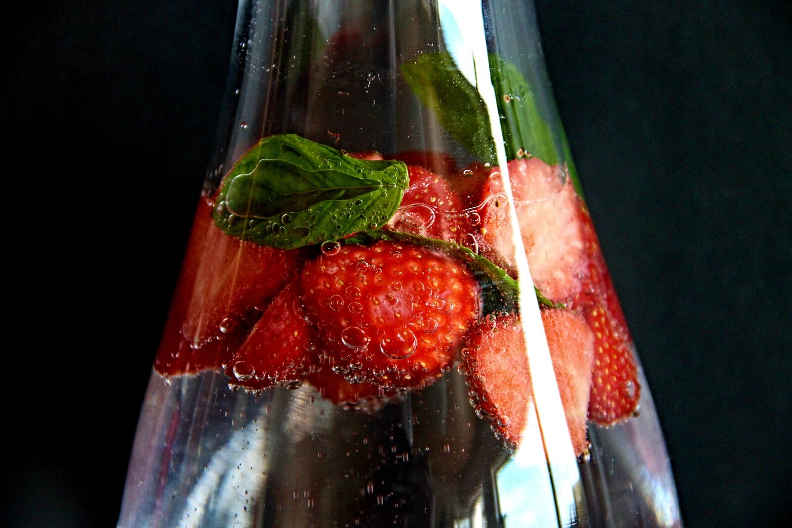 Canon EOS 1100D (EOS Rebel T3 / EOS Kiss X50) sample photo. Strawberries, mint, water photography