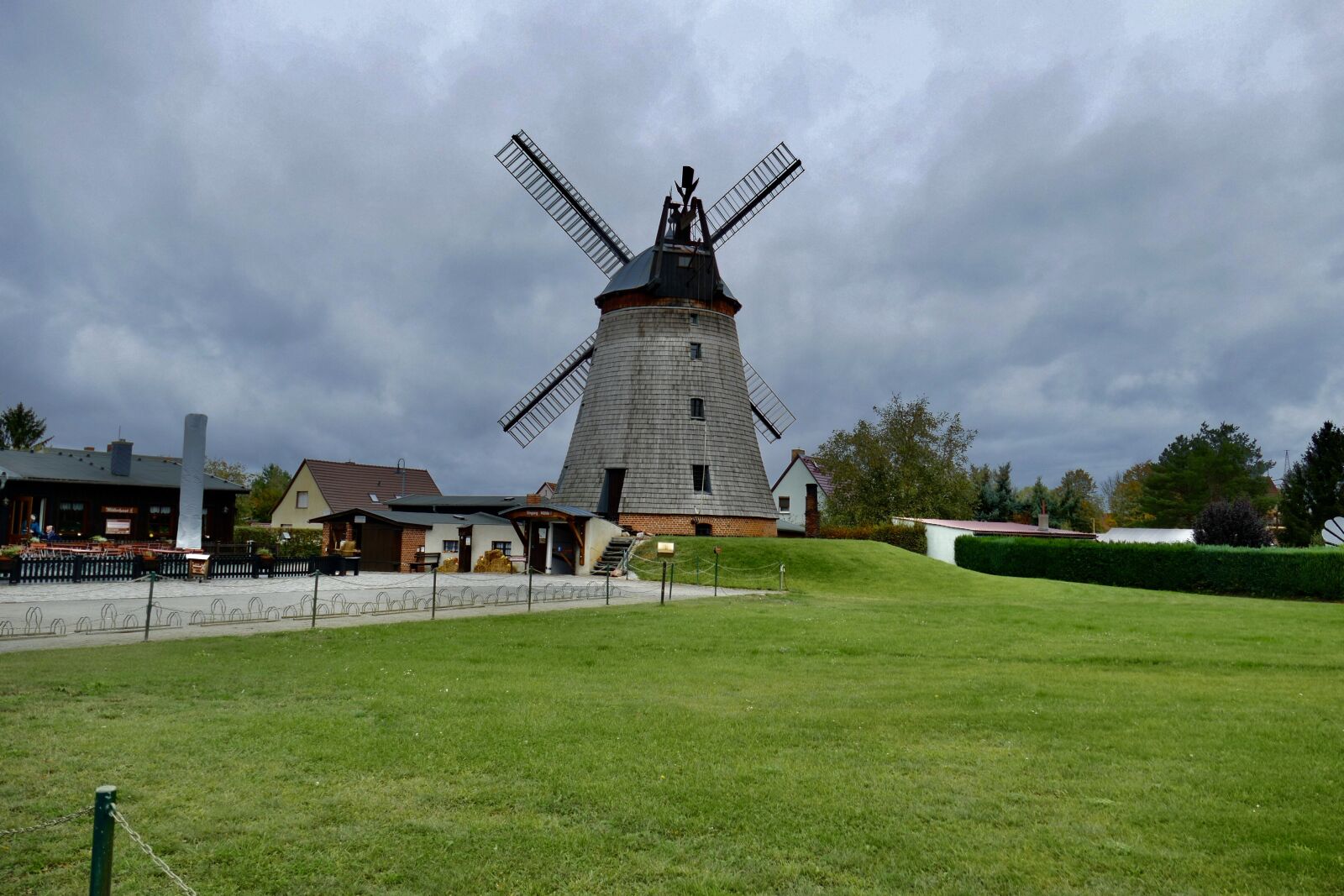 Panasonic Lumix DMC-FZ1000 sample photo. Windmill, dutch windmill, grind photography