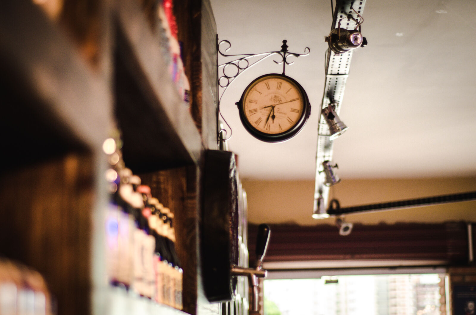 Nikon AF Nikkor 50mm F1.8D sample photo. Bar, time photography