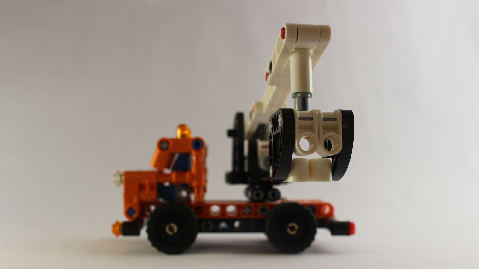 Canon EOS 600D (Rebel EOS T3i / EOS Kiss X5) sample photo. Lego truck toy, lego photography