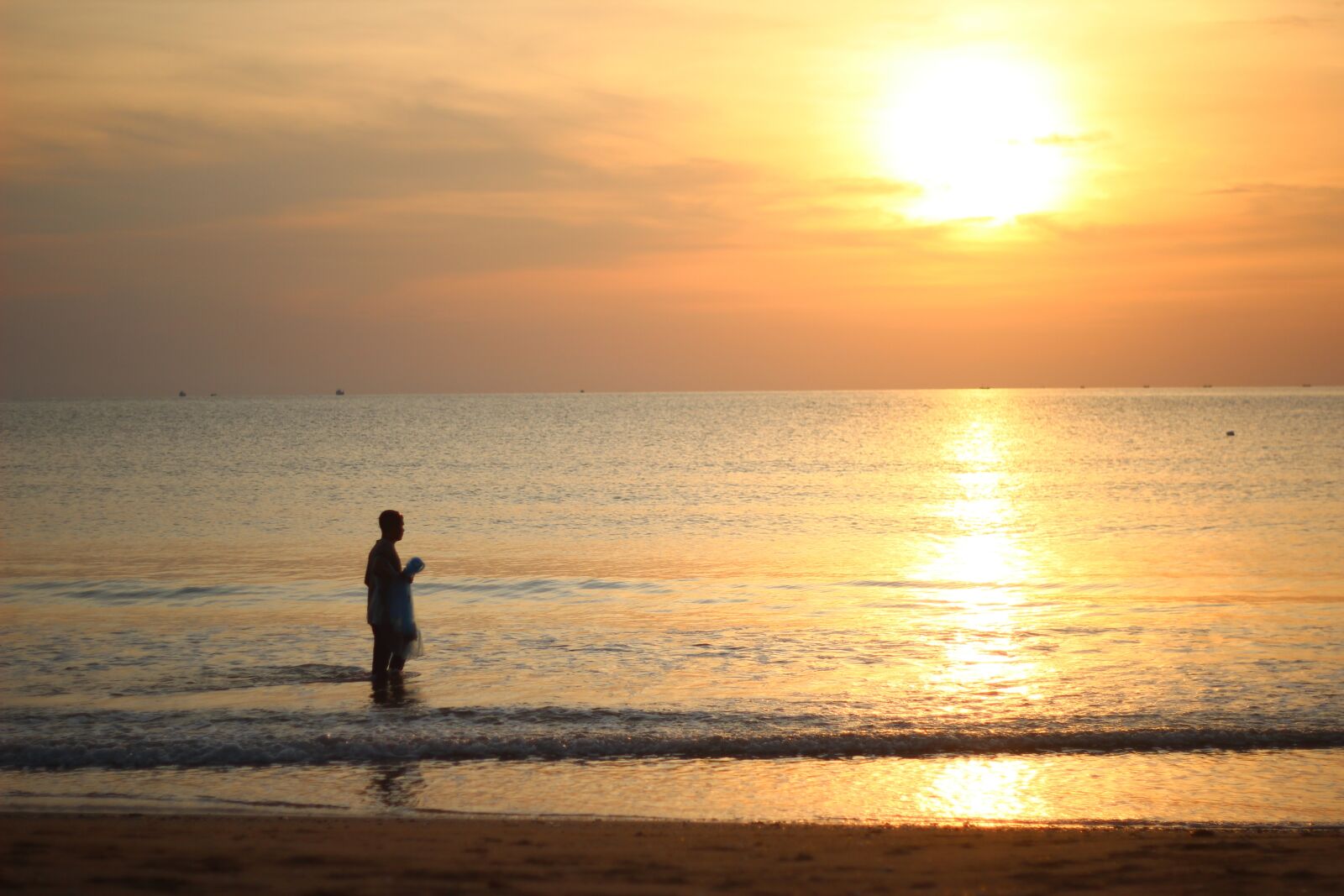 Canon EOS 600D (Rebel EOS T3i / EOS Kiss X5) + Canon EF 50mm F1.8 II sample photo. Sunrise, tourism, beach photography