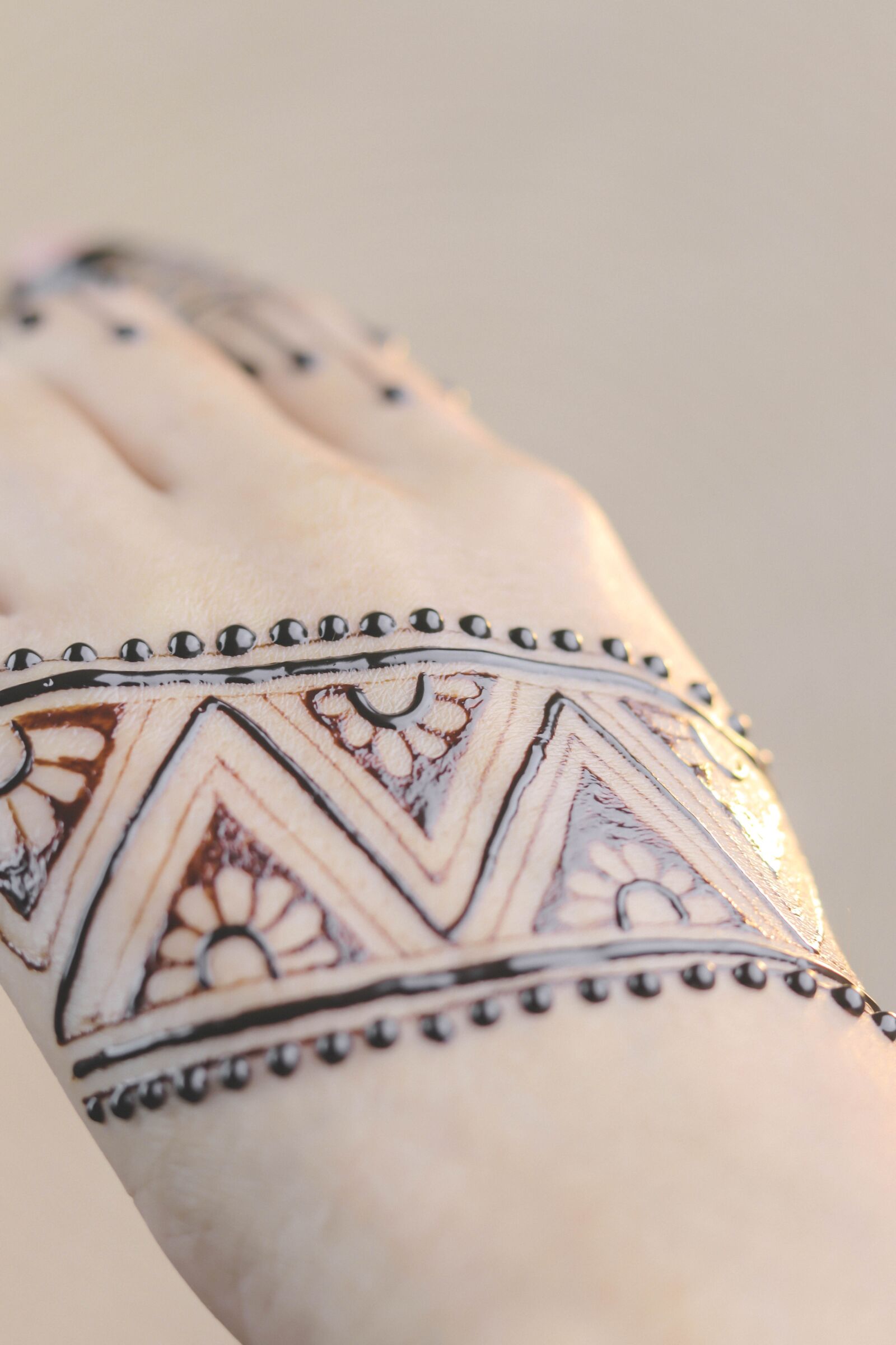 Canon EOS 80D + Canon EF 50mm F1.8 STM sample photo. Henna, hands, mehendi photography