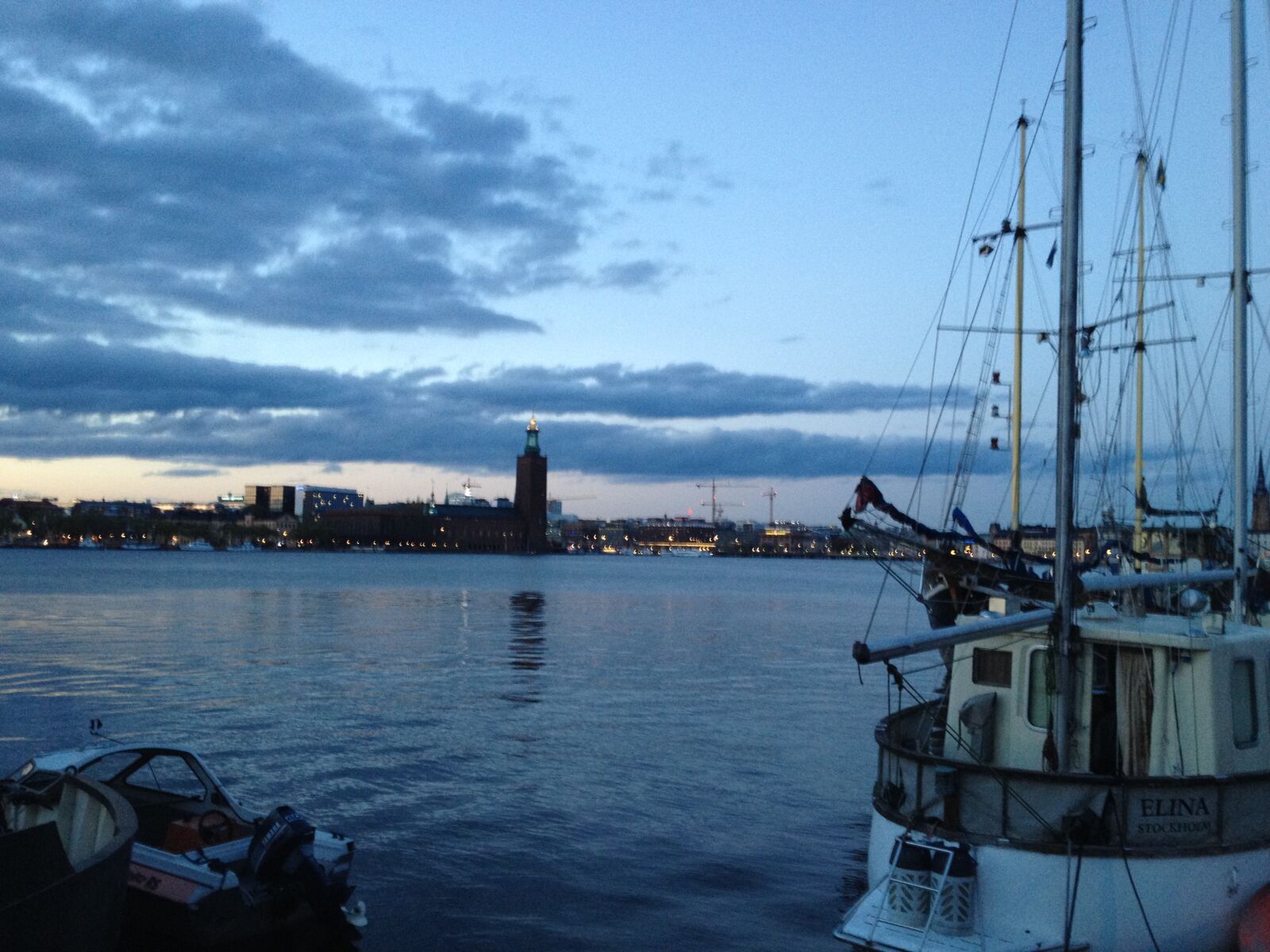 iPhone 4S back camera 4.28mm f/2.4 sample photo. Boats, riddarfjarden, statshuset, water photography