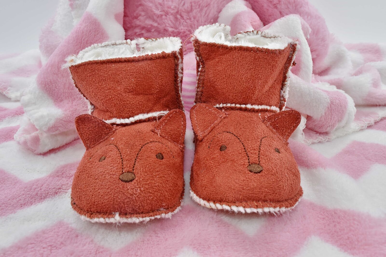 Nikon D5500 sample photo. Baby, boots, footwear, newborn photography