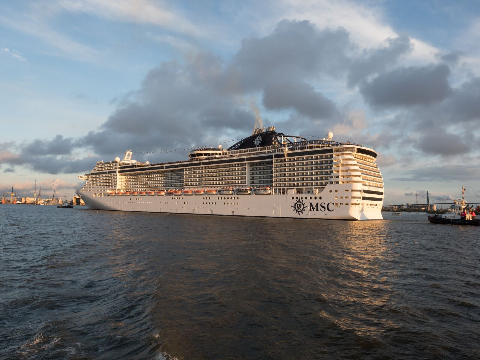 Olympus OM-D E-M1 Mark II + Olympus M.Zuiko Digital ED 12-40mm F2.8 Pro sample photo. Cruise ship, hamburg, elbe photography