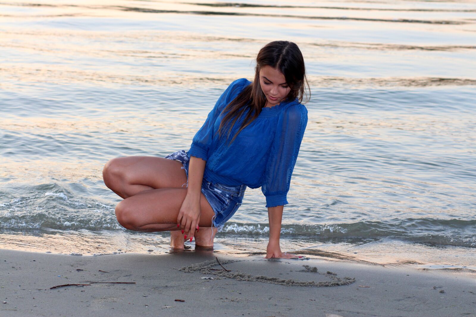 Canon EOS 700D (EOS Rebel T5i / EOS Kiss X7i) + Canon EF 85mm F1.8 USM sample photo. Girl, water, heart photography