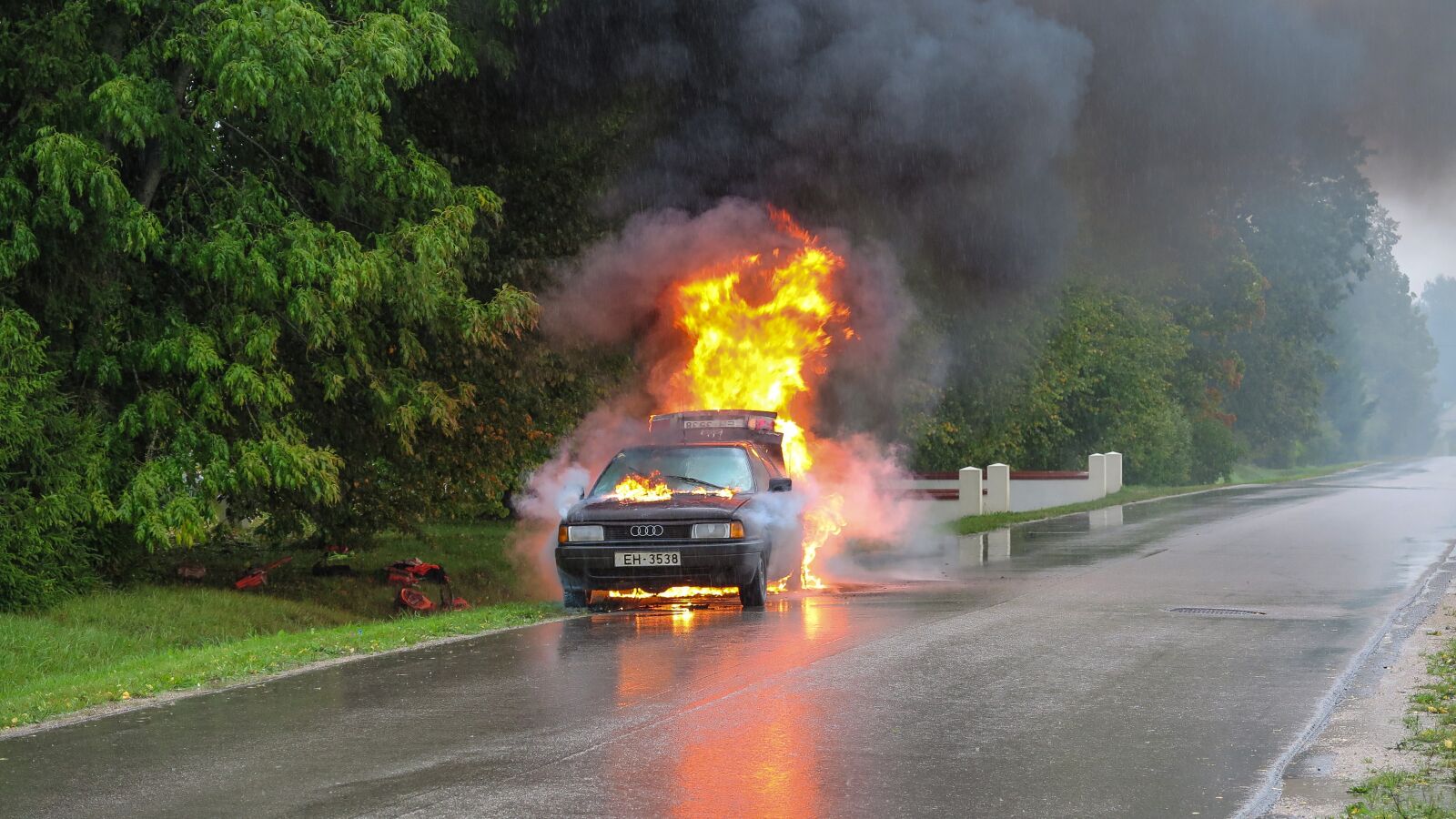 Canon PowerShot G1 X Mark II sample photo. Car accident, fire, street photography