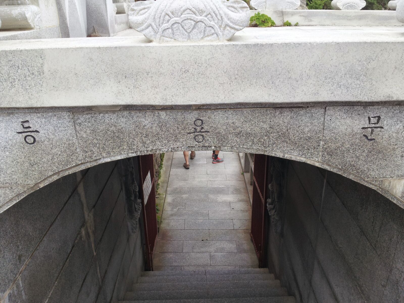 Samsung Galaxy S2 sample photo. Bridge, sculpture, street photography