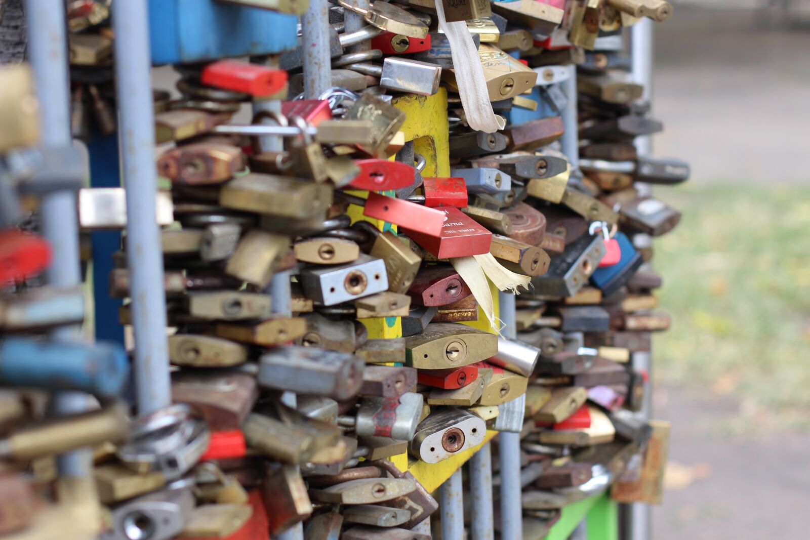 Canon EOS 700D (EOS Rebel T5i / EOS Kiss X7i) + Canon EF 50mm F1.4 USM sample photo. Castles, love, love locks photography