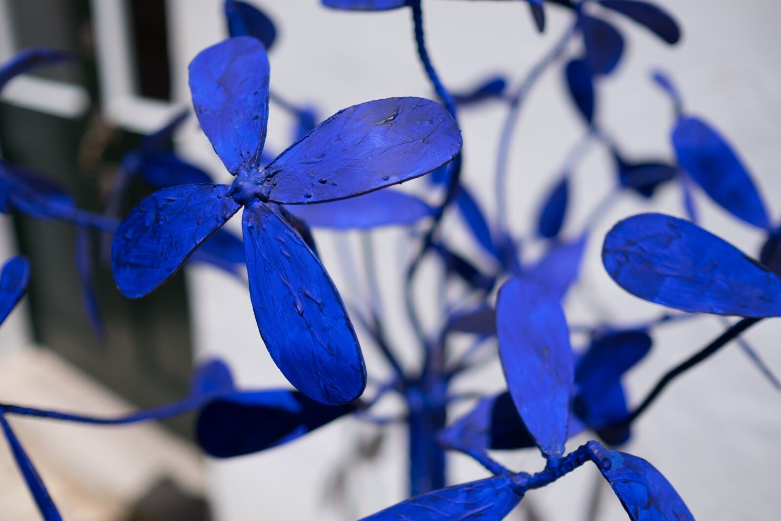 Fujifilm XF 23mm F1.4 R sample photo. Art, metal flowers, blue photography