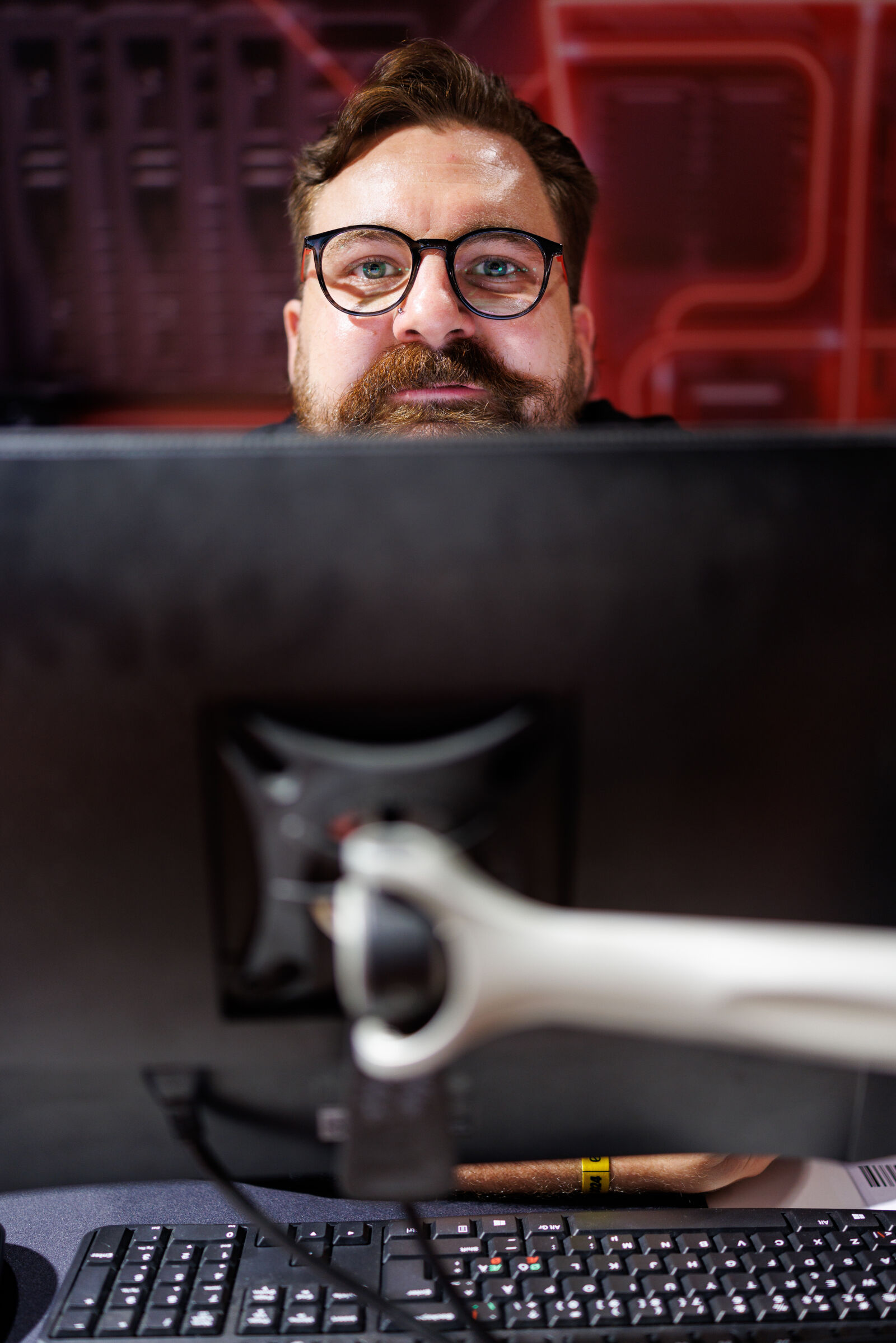 Canon RF 35mm F1.4 L VCM sample photo. Pondering behind the screen photography