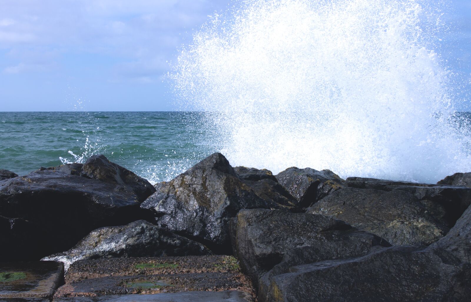 Canon EOS 1100D (EOS Rebel T3 / EOS Kiss X50) sample photo. Stones, north sea, wave photography