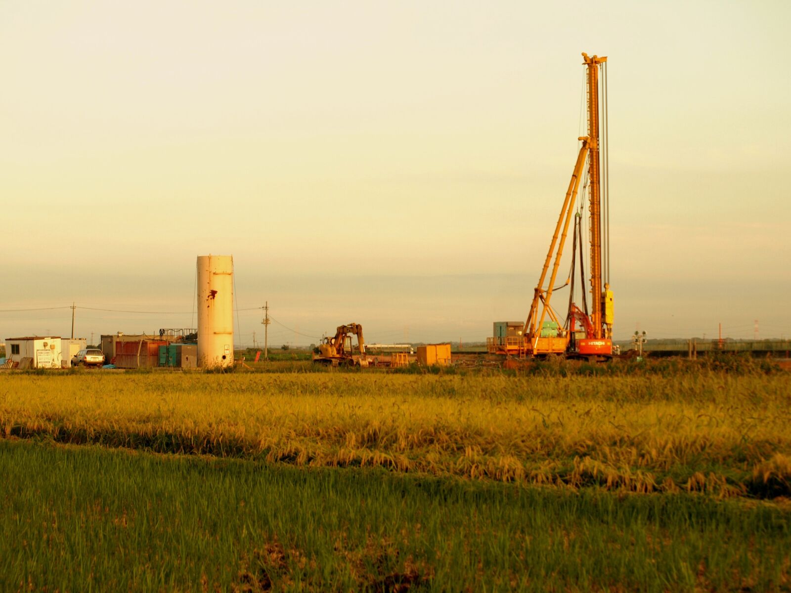 Olympus E-510 (EVOLT E-510) sample photo. Autumn, at dusk, construction photography
