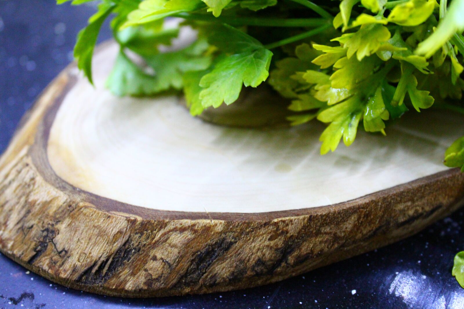 Canon EOS 700D (EOS Rebel T5i / EOS Kiss X7i) sample photo. Parsley, chopping board, tree photography