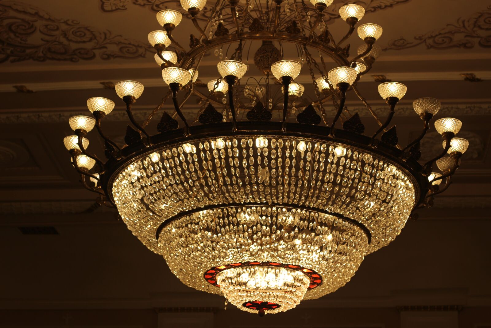 Canon EOS 100D (EOS Rebel SL1 / EOS Kiss X7) sample photo. Chandelier, theatre, light photography