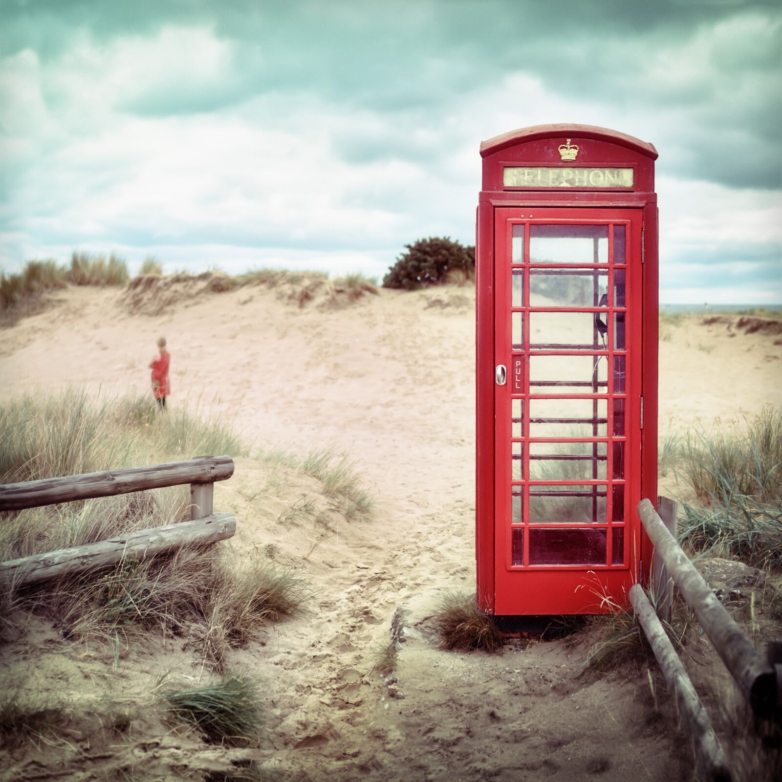 OLYMPUS M.25mm F1.2 sample photo. Phone booth, beach, lonely photography