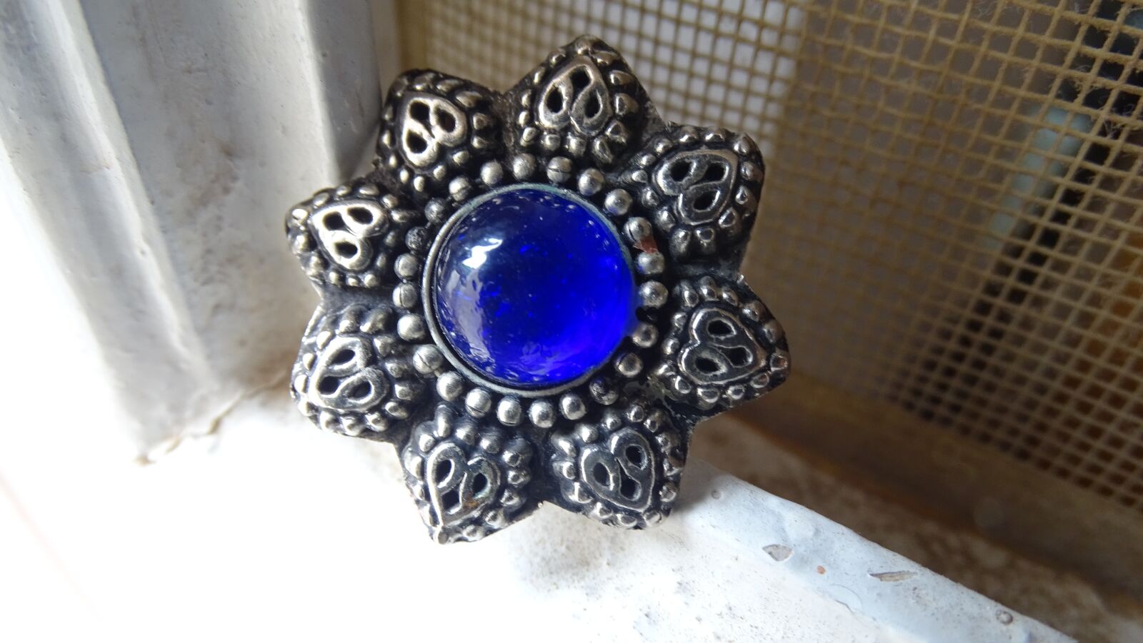 Sony Cyber-shot DSC-HX400V sample photo. Blue, ring, girl photography