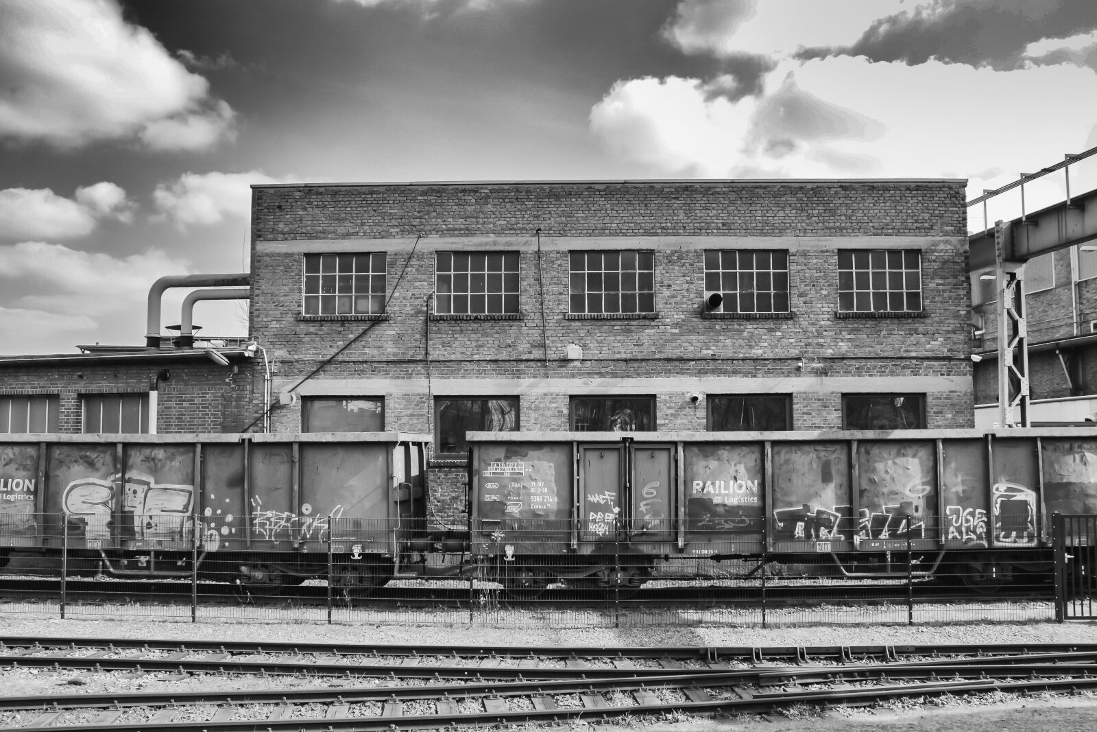 Canon EOS 700D (EOS Rebel T5i / EOS Kiss X7i) sample photo. Railway, black and white photography