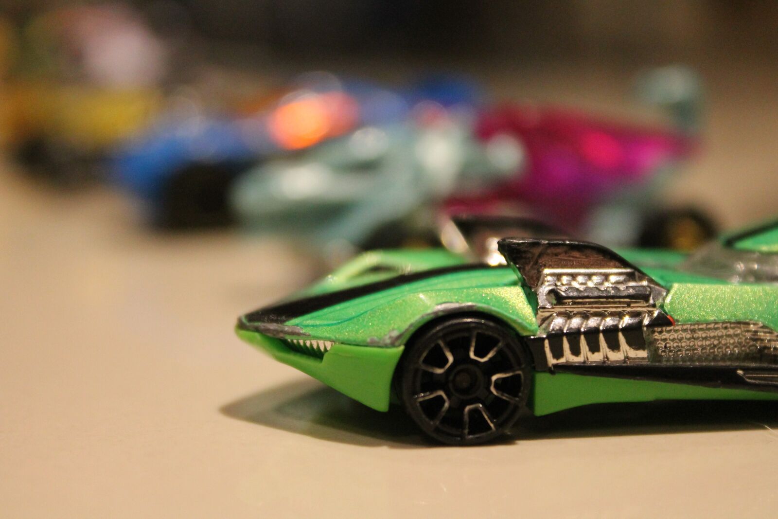 Canon EOS 1100D (EOS Rebel T3 / EOS Kiss X50) sample photo. Carros, verde, juguetes photography