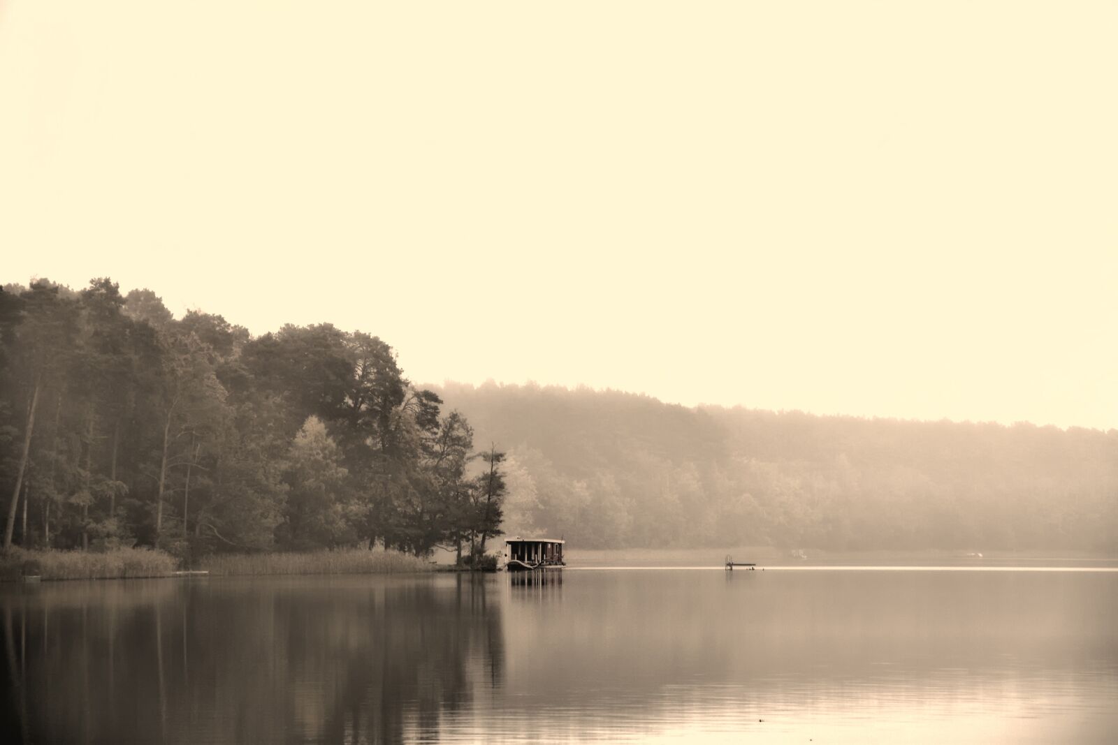 Canon EOS 500D (EOS Rebel T1i / EOS Kiss X3) sample photo. Houseboat, autumn, lake photography