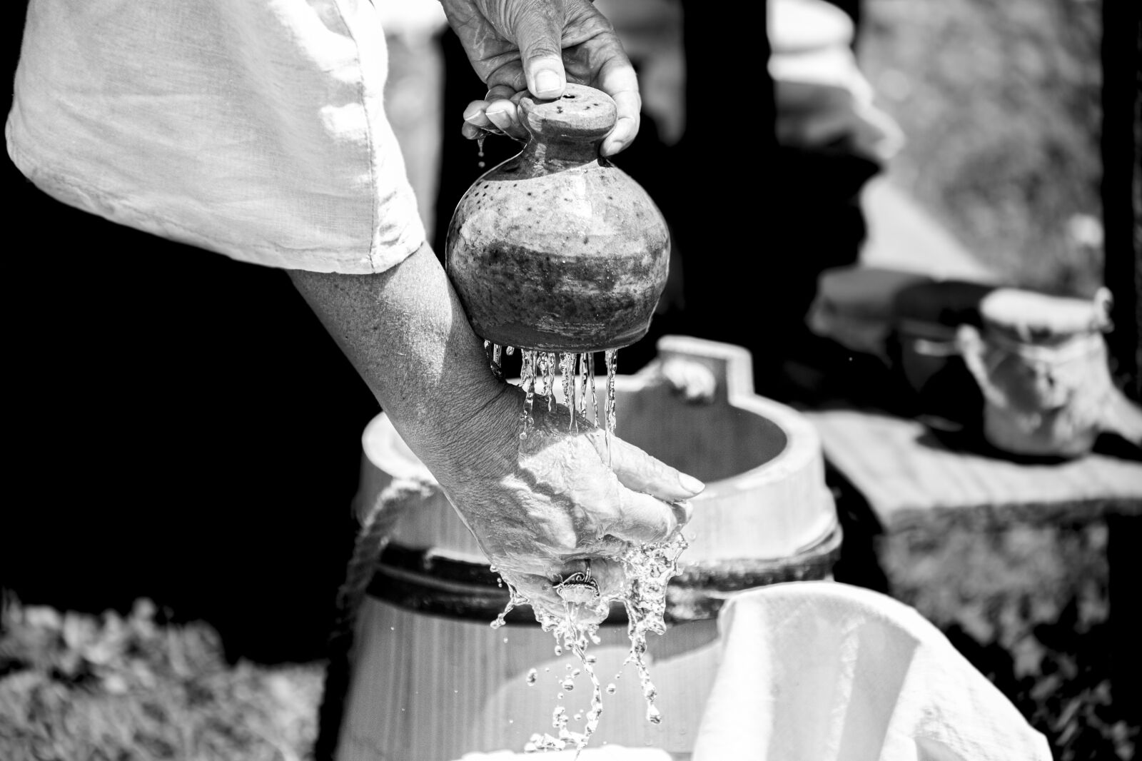 Canon EOS 6D Mark II + Canon EF 70-300mm F4-5.6L IS USM sample photo. Hands, pottery, water photography