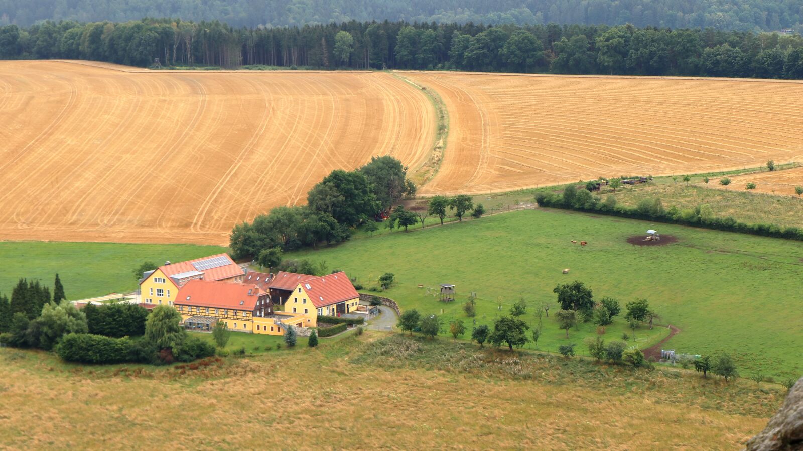 Canon EOS 77D (EOS 9000D / EOS 770D) + Canon EF-S 18-135mm F3.5-5.6 IS USM sample photo. Landscape, village, agriculture photography