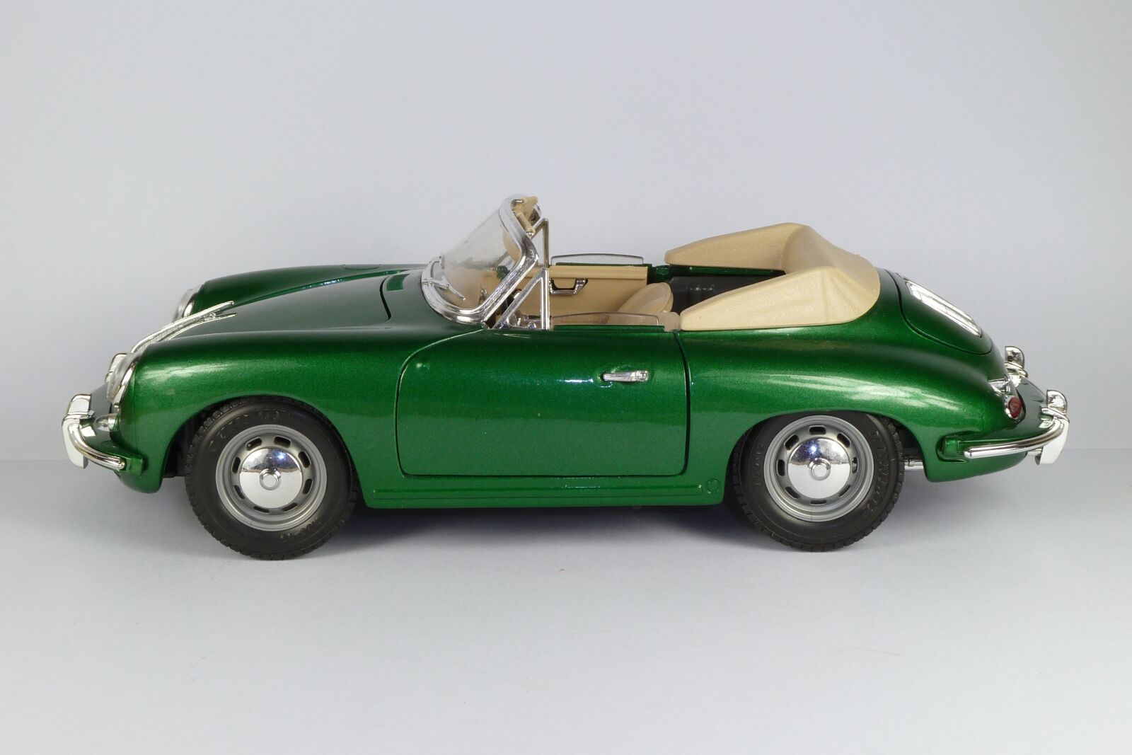 Panasonic Lumix DMC-ZS7 (Lumix DMC-TZ10) sample photo. Porsche, 356 b, cabrio photography