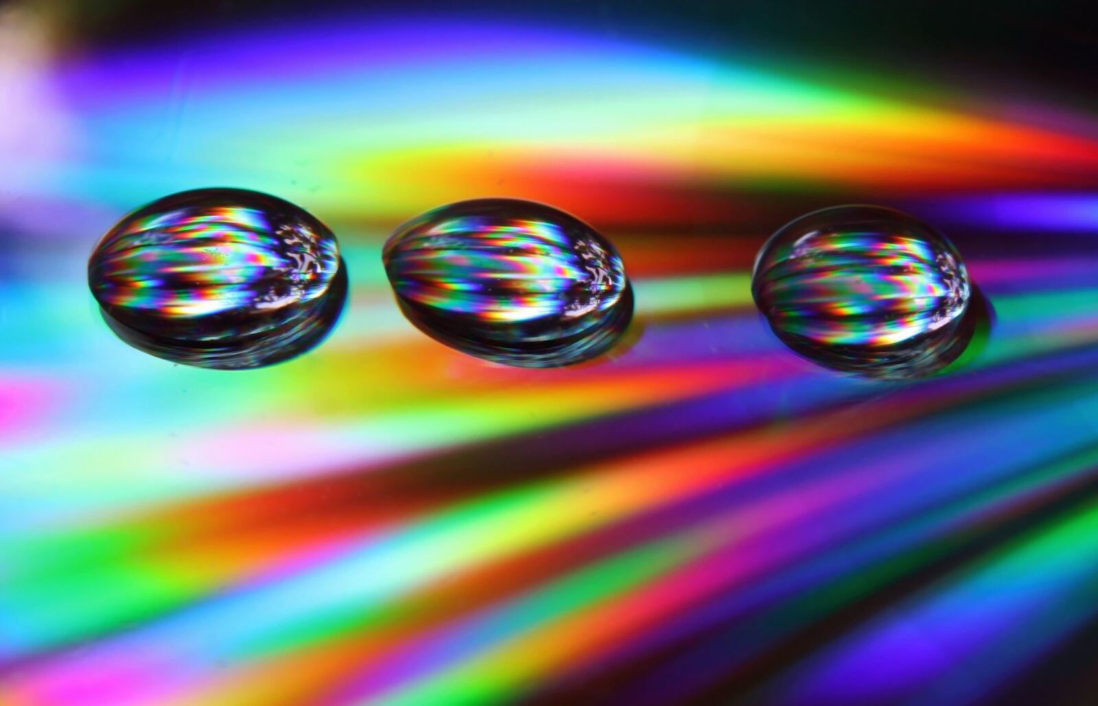 Canon EOS 400D (EOS Digital Rebel XTi / EOS Kiss Digital X) sample photo. Abstract, sphere, rainbow, color photography
