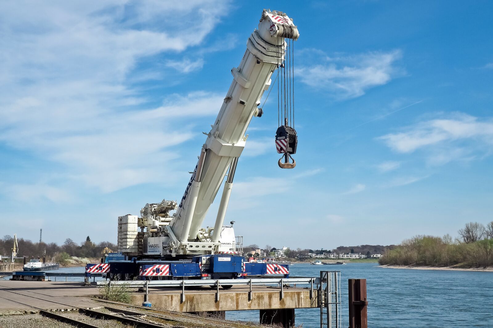 Olympus OM-D E-M10 sample photo. Vehicle, crane, machine photography