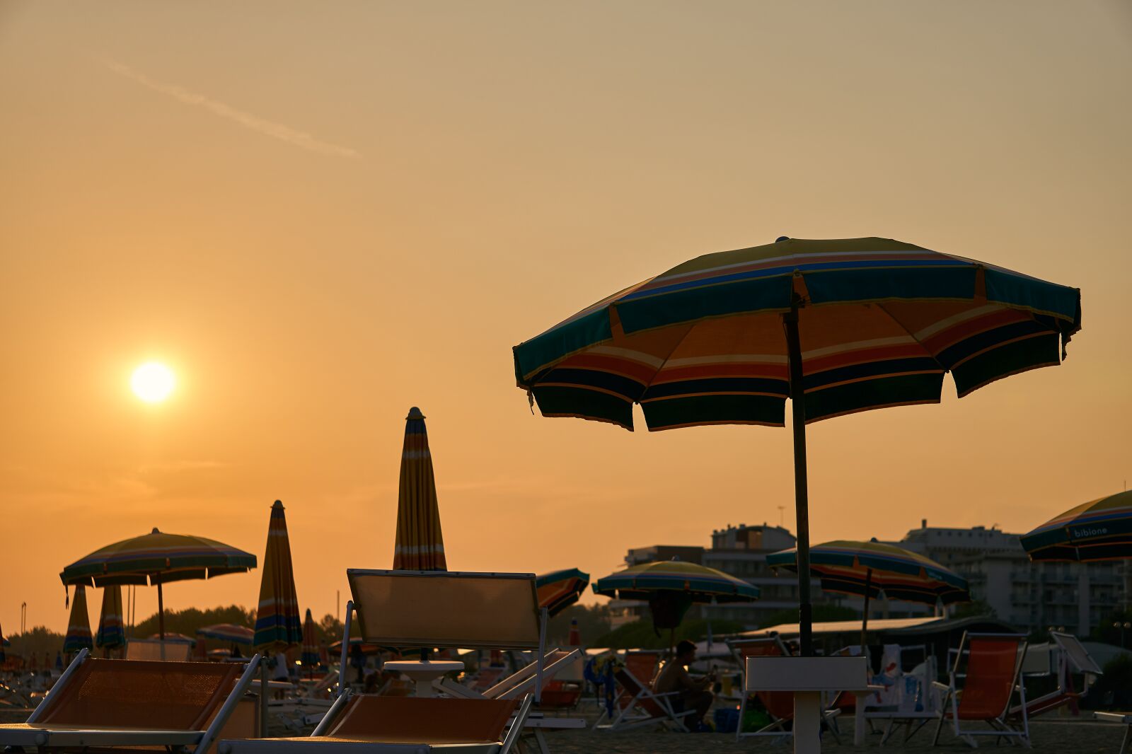 Sony E 55-210mm F4.5-6.3 OSS sample photo. Parasol, sunset, afterglow photography