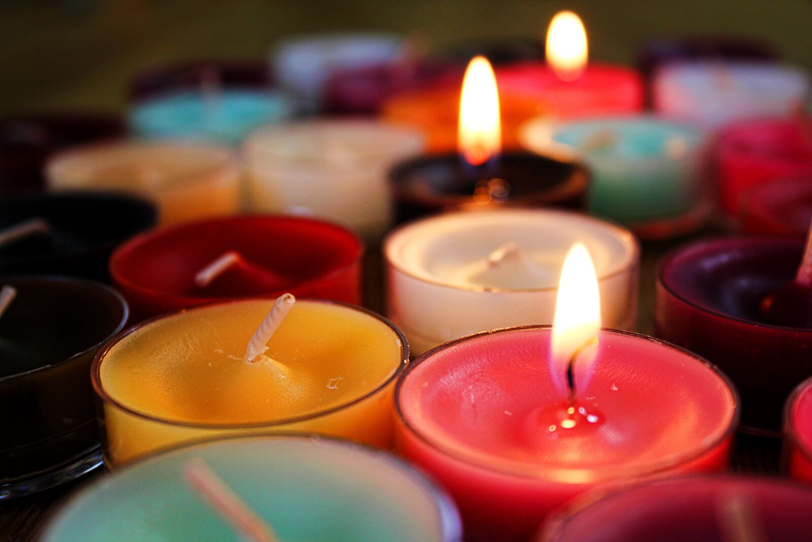 Canon EOS 550D (EOS Rebel T2i / EOS Kiss X4) sample photo. Candles, flame, colorful photography
