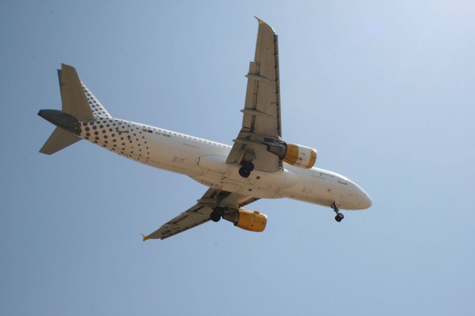 Canon EOS 400D (EOS Digital Rebel XTi / EOS Kiss Digital X) sample photo. Vueling, airbus a320, landing photography