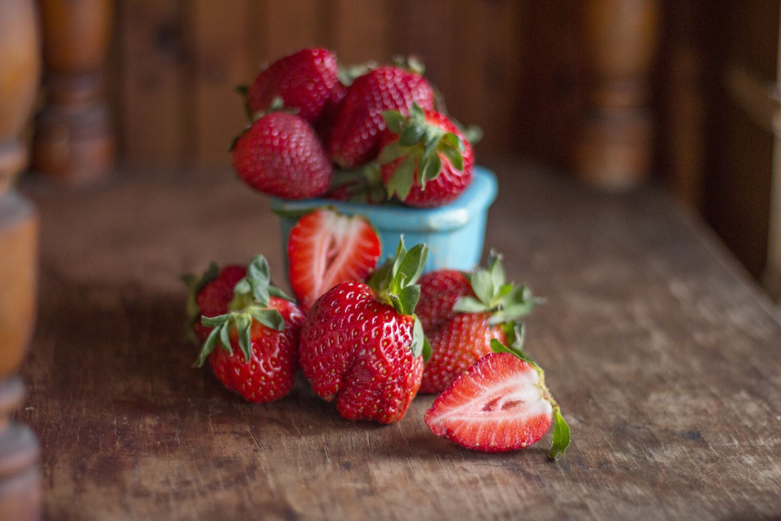 Canon EOS 600D (Rebel EOS T3i / EOS Kiss X5) + Canon EF 50mm F1.8 II sample photo. Strawberry, cup, table photography
