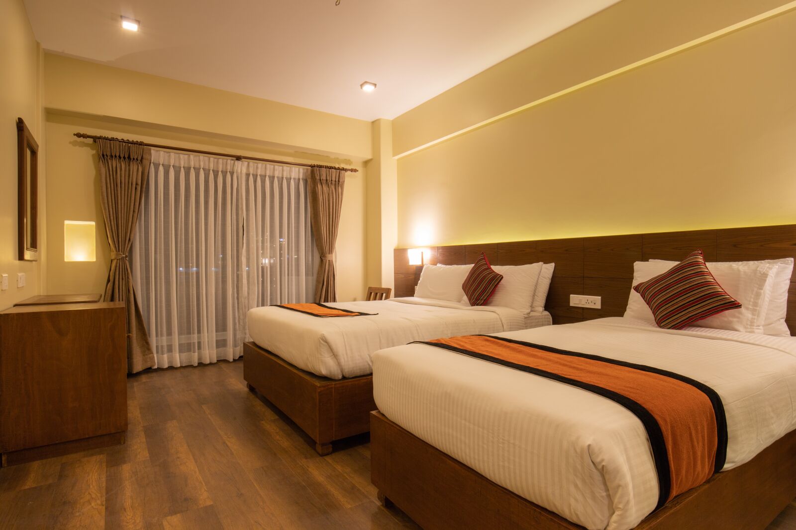 Canon EF 16-35mm F4L IS USM sample photo. Room, hotel, luxury photography