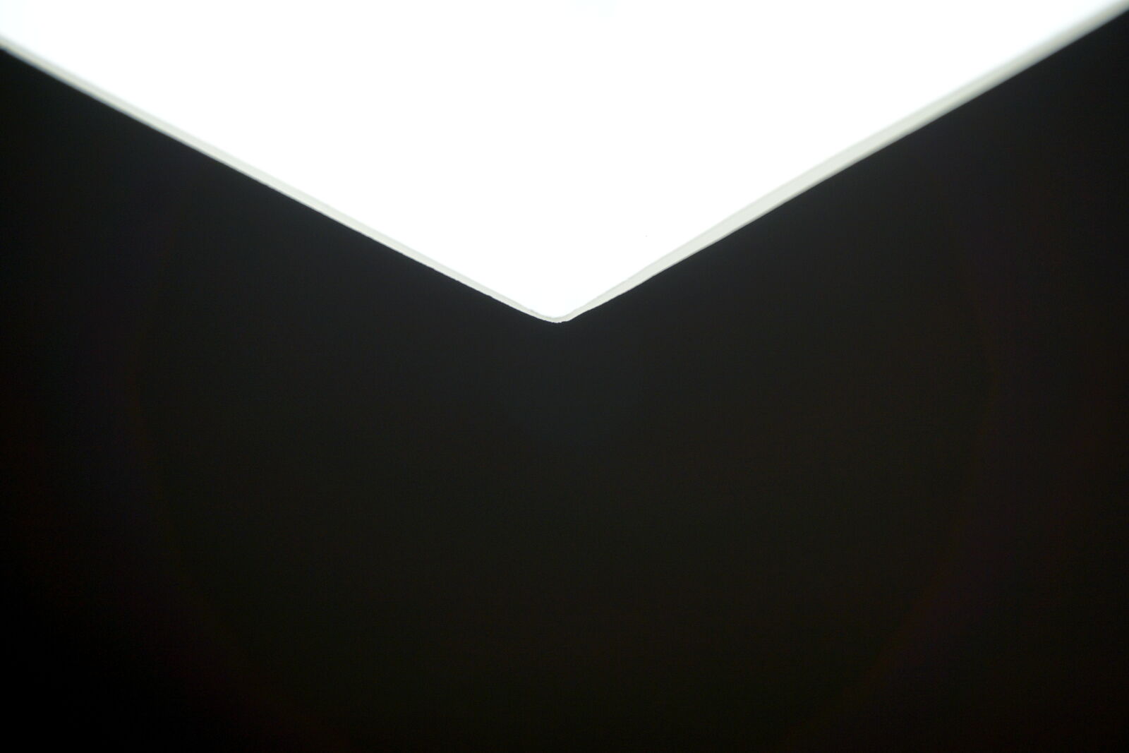 Sony E 16-50mm F3.5-5.6 PZ OSS sample photo. Black, light, minimalism, simple photography